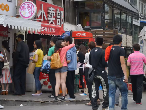 Hoặc trong khi chờ đợi đến lượt mình mua món, các nam thanh nữ tú này cũng chẳng ngần ngại âu yếm nhau ngay trước mặt các khách hàng khác và người đi đường.