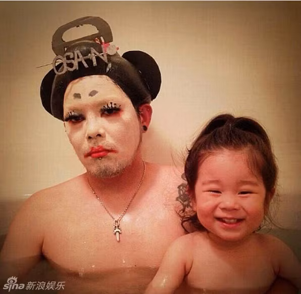 Người cha trong tạo hình của geisha buồn thiu khiến con gái cười tít mắt nhận được nhiều lượt like và những bình luận tỏ rõ sự thích thú.