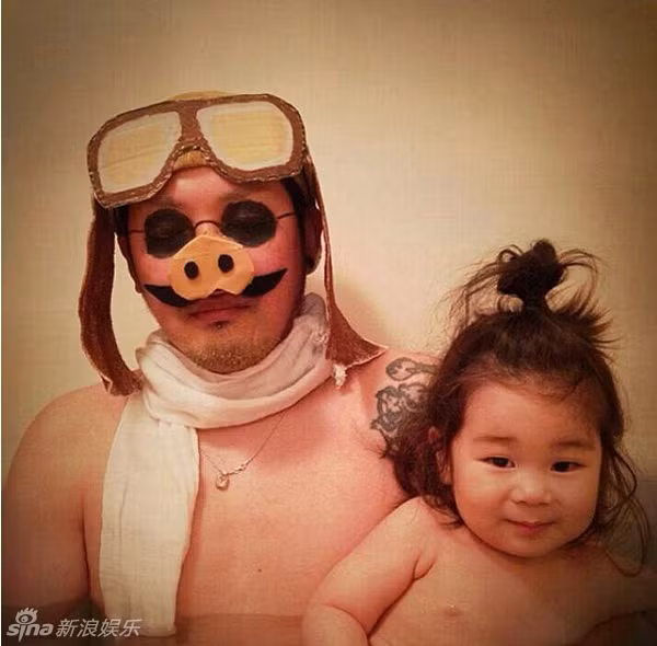 Nhiều cư dân mạng đã dành những lời khen có cánh cho bộ ảnh thú vị này và chia sẻ niềm vui với cô bé có một người cha tuyệt vời như thế này: "Cô bé thật hạnh phúc khi có một người cha yêu thương mình và quá hài hước như thế này".