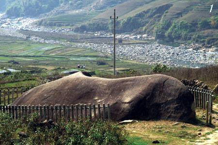 Ngoài ra còn có bãi đá cổ của những người dân tộc thiểu số từ ngàn đời xưa. Ảnh: Dulichsapa.