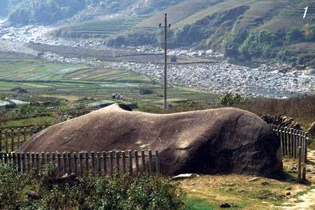 Ngoài ra còn có bãi đá cổ của những người dân tộc thiểu số từ ngàn đời xưa. Ảnh: Dulichsapa.