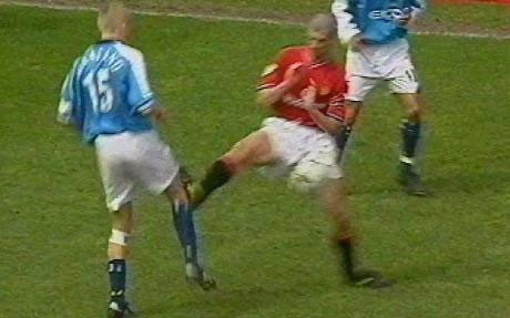 Với cú đá bằng gầm giày trong trận derby thành Manchester tháng 4/2001, Roy Keane (áo đỏ) khiến Alf-Inge Haaland của Man City gãy chân và phải kết thúc sự nghiệp. Đây là pha trả đũa của tiền vệ MU vì lần bị Haaland phạm lỗi dẫn tới chấn thương khiến Keane phải nghỉ 9 tháng ở mùa giải 1997/1988.