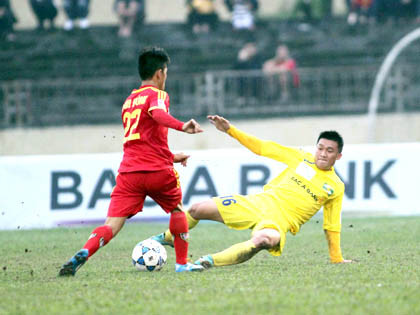 Mùa giải 2012-2013, hậu vệ Đình Đồng của SLNA cũng đã có một pha vào bóng hệt như những đòn kungfu.