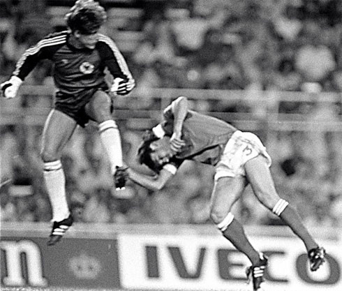 Harald Schumacher (trái) có lẽ là thủ môn người Đức đầu tiên được nói tới vì sự thô bạo. Trong trận gặp Pháp ở bán kết World Cup 1982, Schumacher bỏ bóng lao cả hai chân vào người tiền đạo Battiston khiến đối thủ bất tỉnh ngay trên sân