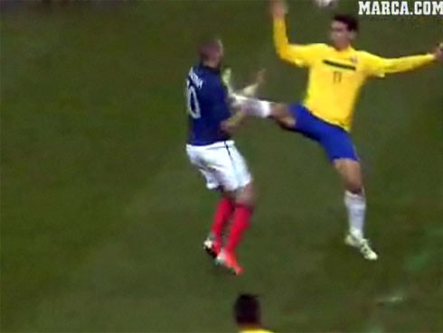 Tình huống Hernanes đạp thẳng vào ngực tiền đạo Benzema trong một trận giao hữu Pháp - Brazil là ví dụ tiêu biểu cho những khoảnh khắc cầu thủ nóng nảy ra đòn như võ sĩ thay vì chơi bóng.