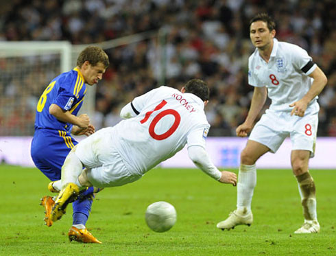 Wayne Rooney chịu tiếng xấu vì pha đá thẳng vào chân tiền vệ tuyển Ukraine, Oleksandr Aliev trong trận vòng loại World Cup tháng 4/2009.