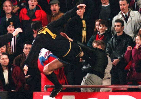 Vì cú đá song phi vào người một CĐV Crystal Palace tháng 1/1995, Eric Cantona bị treo giò 8 tháng, nộp phạt 30.000 bảng, phải thực hiện 120 giờ lao động công ích.
