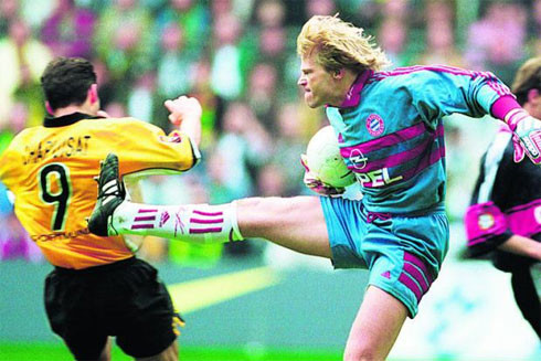 Hồi tháng 4/1999, thủ môn lừng danh người Đức Oliver Kahn (phải) từng bị lên án dữ dội vì cú đá ác ý nhắm vào tiền đạo người Thụy Sỹ, Stephane Chapuisat của Dortmund.