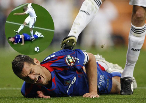 Hậu vệ Real Madrid, Pepe (áo trắng) nổi thú tính lao tới đá nhiều phát vào chân và lưng của tiền đạo đội Getafe, Casquero sau khi đẩy ngã anh này .