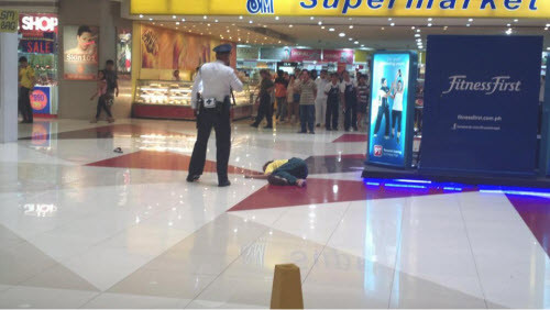 Mark Anthony đã chết ngay tại chỗ sau khi nhảy xuống từ tầng 4 trung tâm thương mại vì quá thất vọng và mất niềm tin vào bạn hẹn của mình.