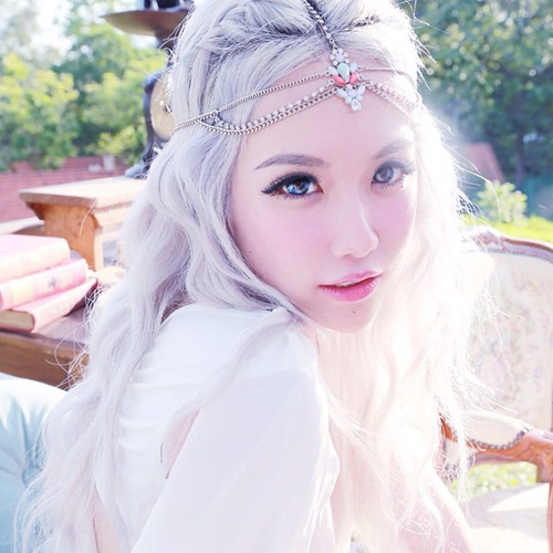 Hình ảnh long lanh của Xia Xue bị cư dân mạng bóc mẽ là xinh đẹp giả tạo nhờ công nghệ make-up và chỉnh sửa ảnh.