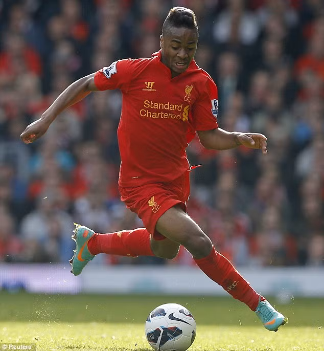 Raheem Sterling sinh năm 1994 là một tài năng khác của nước Anh. Sterling xuất thân từ đội trẻ của QPR nhưng được Liverpool chiêu mộ vào năm 2010 khi mới 16 tuổi. Tại Liverpool tiền đạo này đã chơi 63 trận và đã có 13 bàn thắng tại giải đấu cao nhất của nước Anh là Premier League.