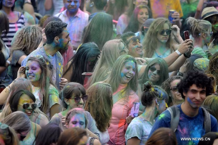 Cả những cặp tình nhân cũng không quên ghi lại khoảnh khắc "khó phai" này.