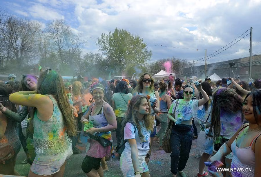 Tưng bừng nhảy nhót mà không hề ngần ngại.