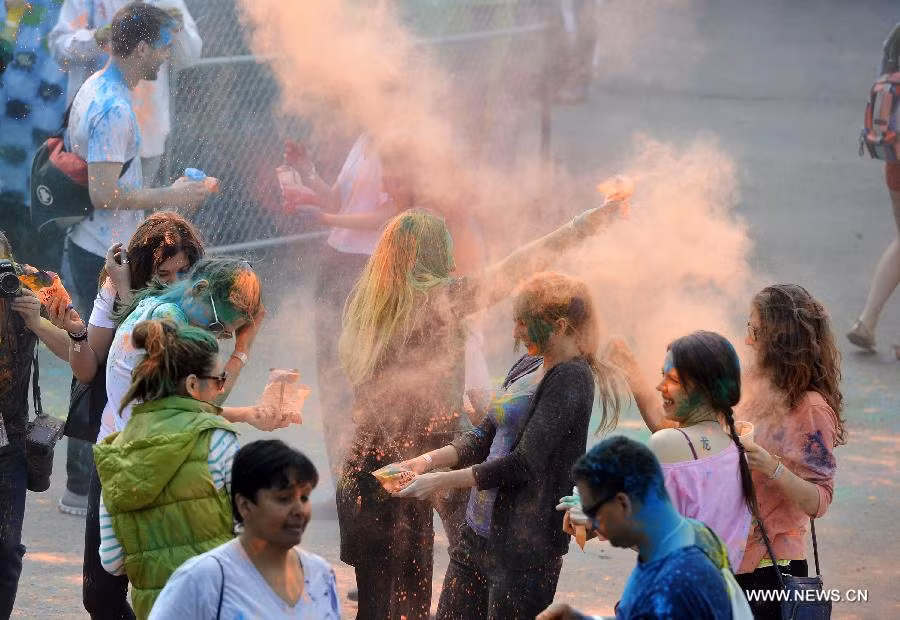 Do tính chất vui vẻ và cầu may, cầu hạnh phúc. Hằng năm có hàng ngàn bạn trẻ đổ về New York tham dự lễ hội rực rỡ này.