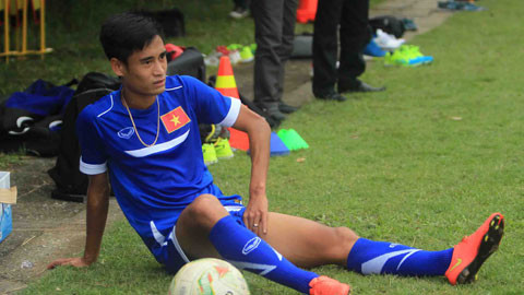 Đáng tiếc nhất trong trận bán kết lượt đi với Malaysia là trường hợp của Vũ Minh Tuấn. Cầu thủ này đã nhận đủ số thẻ phạt và gặp chấn thương háng trong buổi tập luyện với đồng đội trên sân tập trước khi cả đội bay sang Malaysia ngày 3/12.