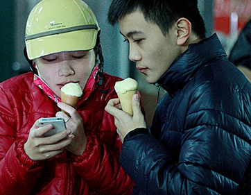Kem được cho là thứ giải nhiệt cho mùa hè. Nhưng với giới trẻ ngày nay, nó còn là thú vui của ngày đông. Chạy vào quán mua cây kem, tay lập cập trả tiền và nhận lại những cây kem lạnh buốt, đưa lên miệng cắn. Cảm giác buốt lạnh chạy từ miệng đến ruột thật là thú vị. Ảnh: Internet.