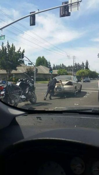 Để tôi đẩy xe giúp cho.