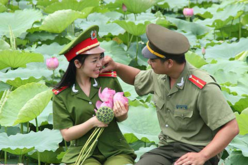 Hoa sen. Mỗi khi hè sang, sen hồ Tây đang vào mùa nở rộ. Vào sáng sớm và chiều mát, các bạn trẻ nô nức tới đây chụp ảnh với hoa sen, đặc biệt là dịp cuối tuần.