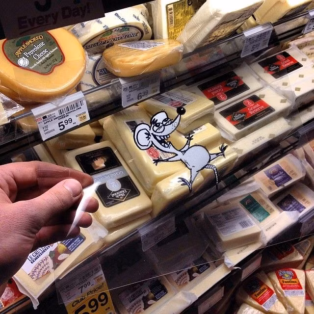 Hình ảnh chú chuột sung sướng vì tìm thấy kho pho mát tuyệt vời khiến cư dân mạng thích thú.