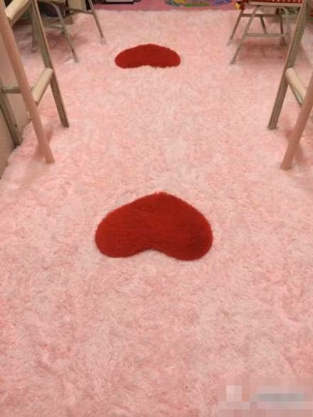 Đông đảo cư dân mạng đã gọi đây là "giấc mơ ký túc xá" bởi có thể trang trí một căn phòng như thế này, đảm bảo số tiền những nữ sinh phải chi trả không hề nhỏ.