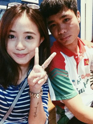 Không chỉ thu hút các fan nữ nói chung mà Công Phượng còn hút hồn cả những hotgirl. Trong số này có hotgirl Hoàng Kim Ngân - Sa Lim, một hotgirl Hà Nội khá nổi tiếng. Ảnh: FBNV.