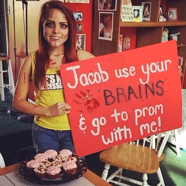 Lời mời mang tính chất "đe dọa": "Jacob, hãy sử dụng bộ não của mình và đến vũ hội với tôi!"