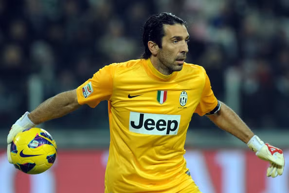 2. Gianluigi Buffon (Juventus/Italy): Tuy không thể cùng ĐT Italy tiến sâu vào vòng trong của World Cup 2014 nhưng mới màn thể hiện ấn tượng cùng Juventus thì thủ thành 38 tuổi này vẫn có tên trong danh sách những thủ môn xuất sắc nhất thế giới năm 2014.