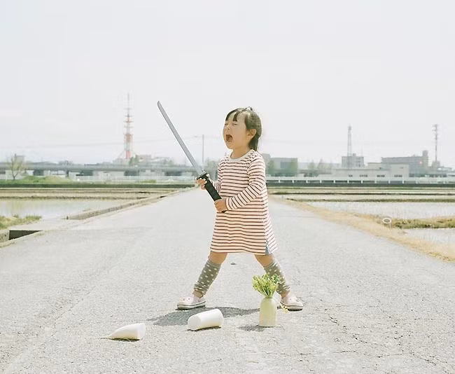 Kanna đang hét lên như một ninja thứ thiệt sau khi thành công trong việc chặt chém củ cải.