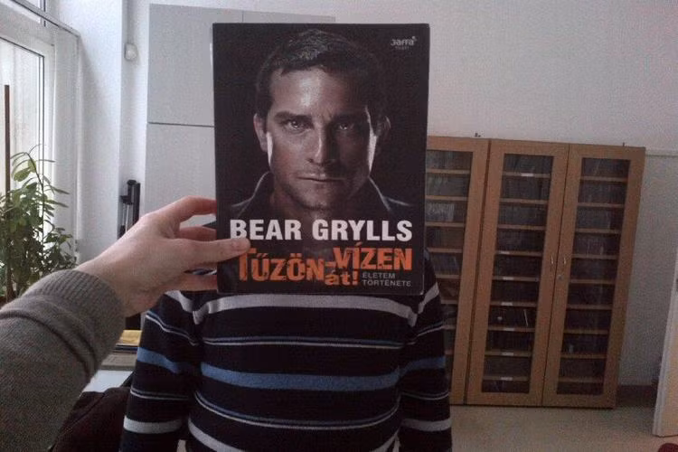 Bằng cách ghép thân người thật với những khuôn mặt trên các bìa sách, tác giả của những bức ảnh này mong muốn sẽ thu hút được sự quan tâm của nhiều người hơn để thúc đẩy phong trào đọc sách.