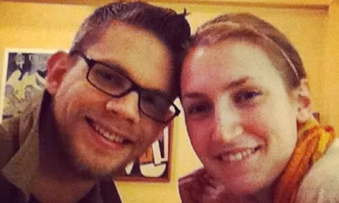 Mike Duerksen, sống tại Winnipeg đã tường thuật lại giây phút cầu hôn của mình với bạn gái vào tháng 4/2012. Bắt đầu bằng dòng tweet: "Tôi sẽ kể cho cô ấy 1 câu chuyện, câu chuyện của chúng tôi và sẽ kết thúc bằng 1 câu hỏi. Bắt đầu nào". Rồi anh kể lại buổi hẹn đầu tiên, và đăng ảnh của 7 cuộc hẹn sau đó, bao gồm lần đốt lửa trại tại sân sau ở nhà cha mẹ, nơi anh đã ngỏ lời cầu hôn.