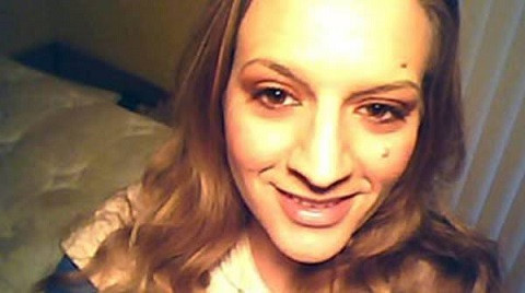 Năm 2010, Angie Jackson, 27 tuổi đã lên Twitter để kể về trải nghiệm khi uống thuốc phá thai RU-486. Cô bắt đầu bằng dòng tweet: "Các cơ co giật vẫn còn dai dẳng", sau đó là thông báo: "Nó vẫn đang chảy máu". Angie trả lời ABCNews.com rằng cô làm vậy để hỗ trợ các bạn khi họ mang thai ngoài ý muốn. Tuy nhiên việc công khai chuyện phá thai lên mạng của cô đã gặp nhiều chỉ trích.