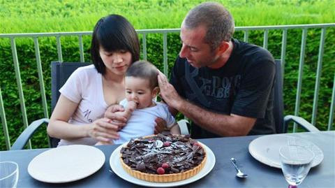 Khoảnh khắc hạnh phúc của vị HLV bên vợ và con.