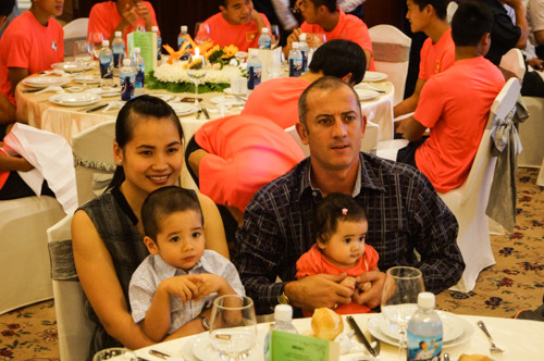 Thầy Giôm đặc biệt "cưng chiều" cô công chúa xinh xắn của mình.