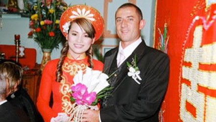 Vị HLV tài năng và cô gái "tay dao tay thớt" rạng rỡ trong ngày vui.