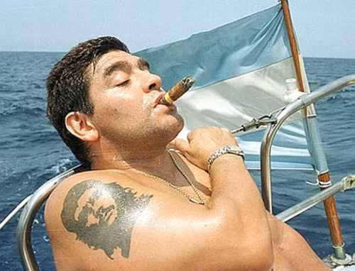  Diego Maradona. Anh là một trong những danh thủ vĩ đại nhất lịch sử World Cup. Thế nhưng “cậu bé vàng” bị phát hiện sử dụng ma túy tại World Cup 1994 diễn ra trên đất Mỹ.