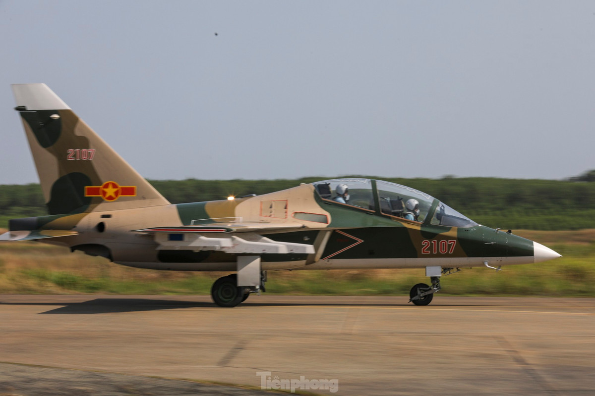 Theo kế hoạch diễu binh dịp lễ 30/4, Quân chủng Phòng không - Không quân đã huy động hàng chục máy bay như Su-30MK2, trực thăng Mi các loại, YAK-130 để tập luyện.