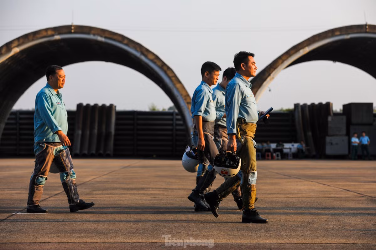 Để chuẩn bị cho màn trình diễn trên bầu trời TPHCM sáng 30/4 tới đây, từ đầu tháng 3, nhiều tiêm kích cùng các phi công từ các đơn vị không quân trên cả nước đã tập trung tại sân bay Biên Hòa, Đồng Nai phục vụ cho công tác huấn luyện.