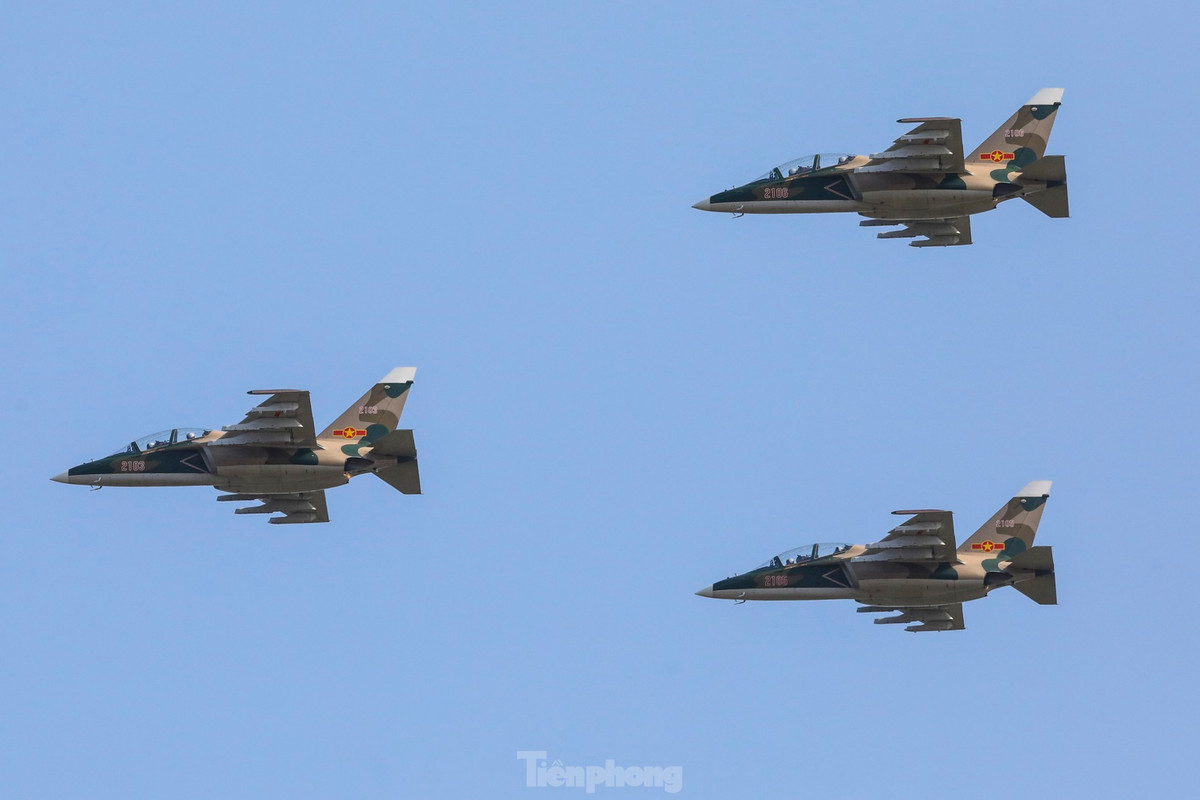 Đây là lần đầu tiên số lượng lớn máy bay chiến đấu trình diễn trên bầu trời TPHCM.
