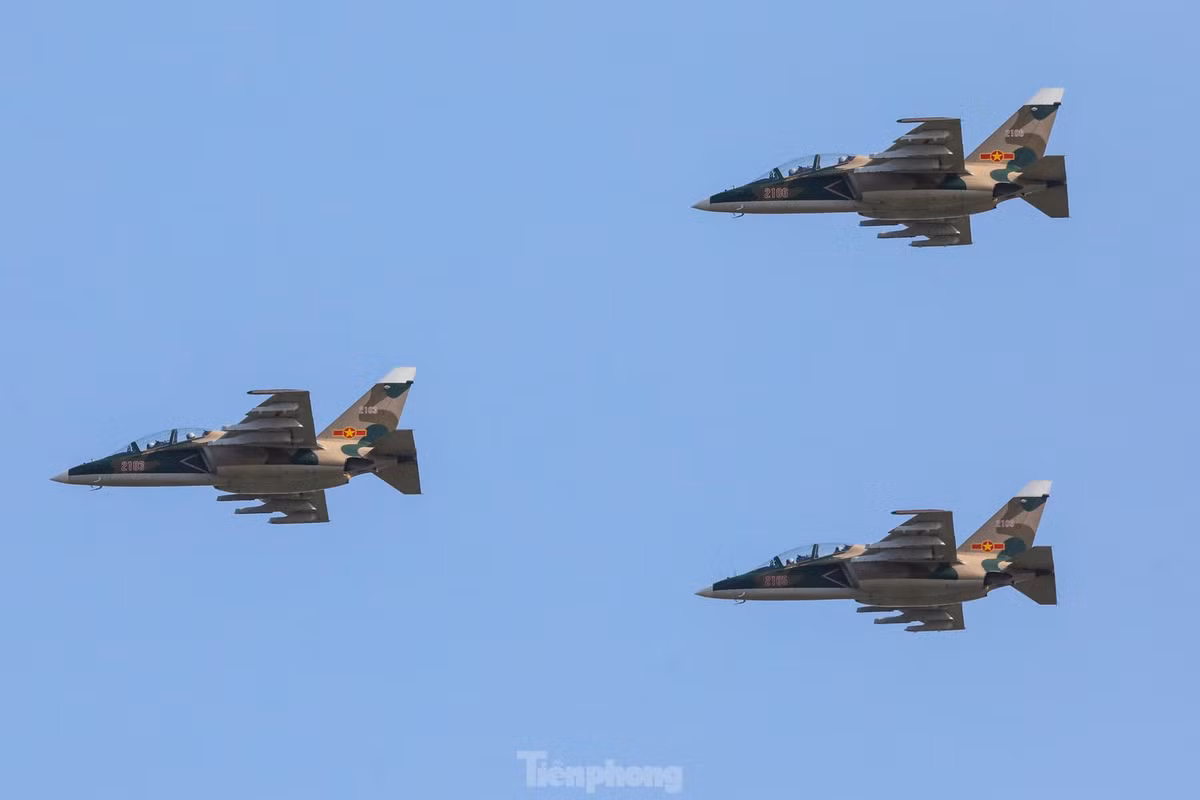 Đây là lần đầu tiên số lượng lớn máy bay chiến đấu trình diễn trên bầu trời TPHCM.