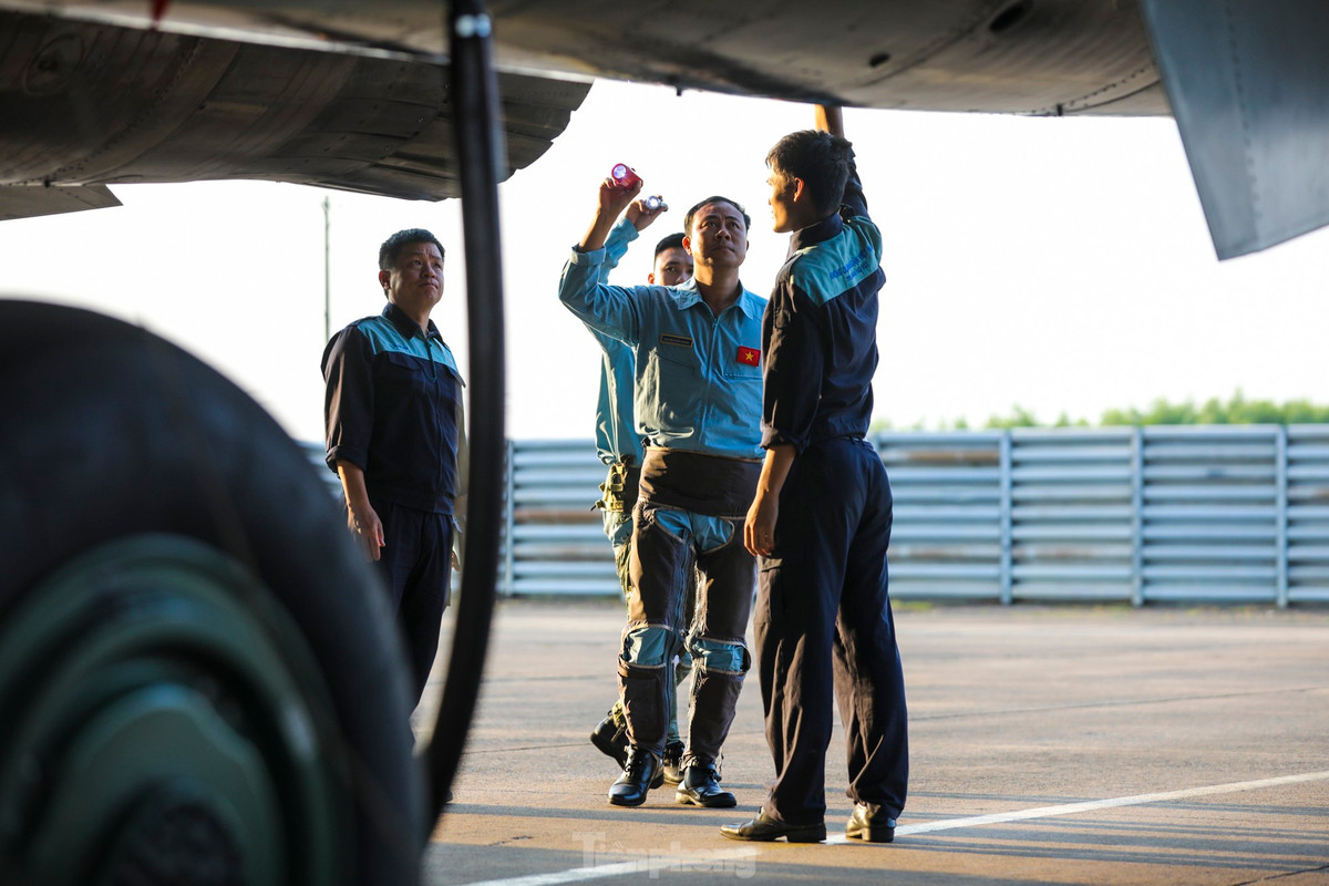 Sau các bước rà soát an toàn thiết bị của nhân viên kỹ thuật, phi công sẽ trực tiếp kiểm tra động cơ, chi tiết trên thân máy bay.