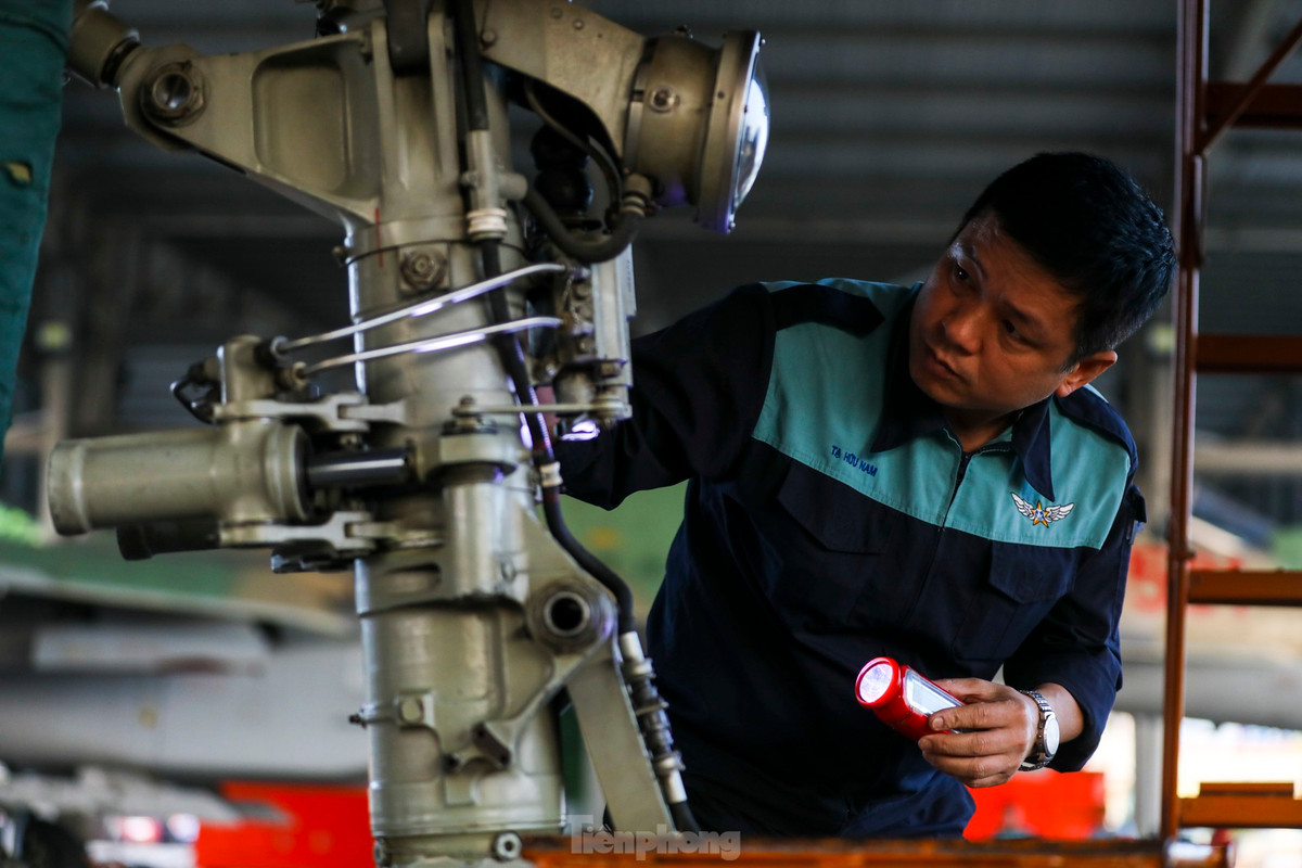 Từ 3h sáng, các nhân viên kỹ thuật bắt đầu công tác kiểm tra hệ thống điện và tra dầu cho thiết bị bay. Trước chuyến bay lúc 7h30, tổ kỹ thuật phụ trách từng tiêm kích Su-30MK2 cẩn thận kiểm tra buồng lái, tránh sai sót dù là nhỏ nhất.