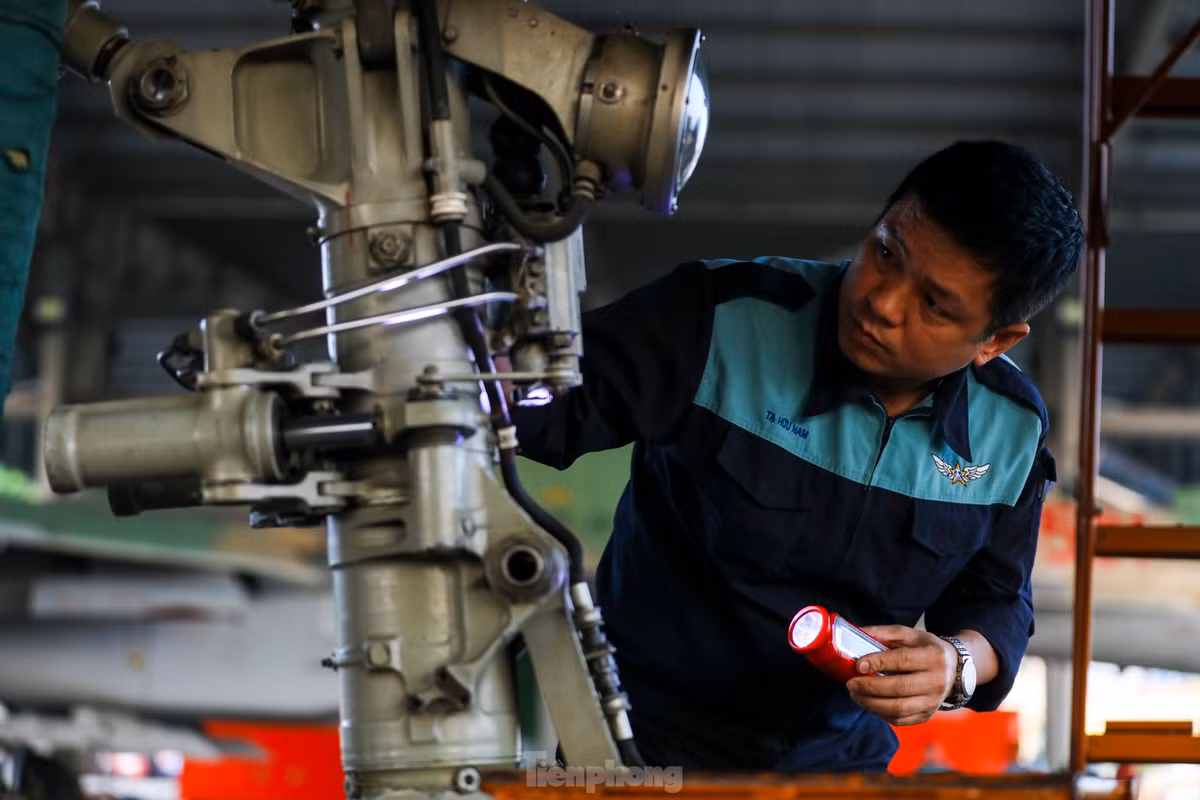 Từ 3h sáng, các nhân viên kỹ thuật bắt đầu công tác kiểm tra hệ thống điện và tra dầu cho thiết bị bay. Trước chuyến bay lúc 7h30, tổ kỹ thuật phụ trách từng tiêm kích Su-30MK2 cẩn thận kiểm tra buồng lái, tránh sai sót dù là nhỏ nhất.