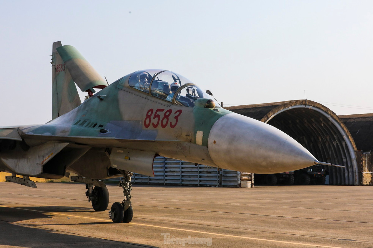 Tiêm kích trở về khu tập kết sau chuyến bay. Su-30MK2 còn gọi là "hổ mang chúa", dài 22 m, có thể bay với tốc độ 2.120 km/h với tầm bay 3.000 km.