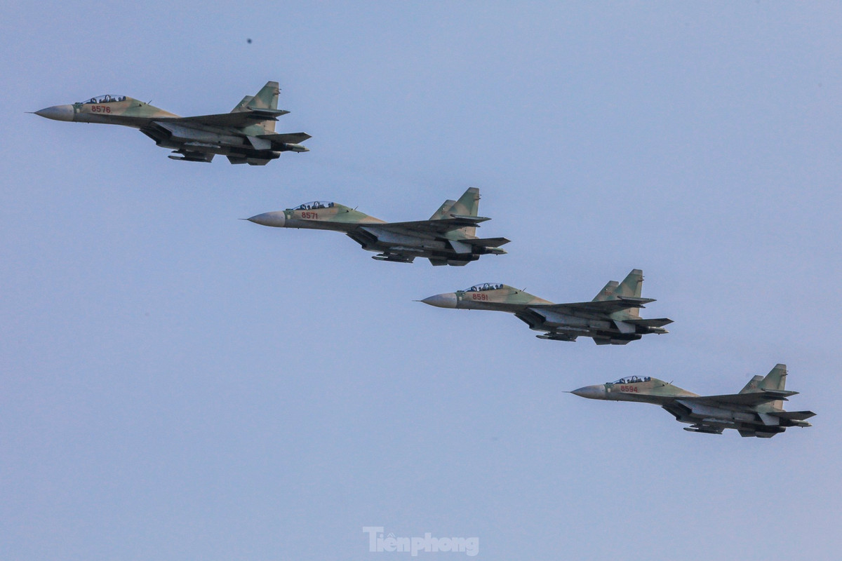 Sau đó tập các động tác tách đội, chao lượn trên bầu trời, bay thấp qua khu vực khán đài giả định.