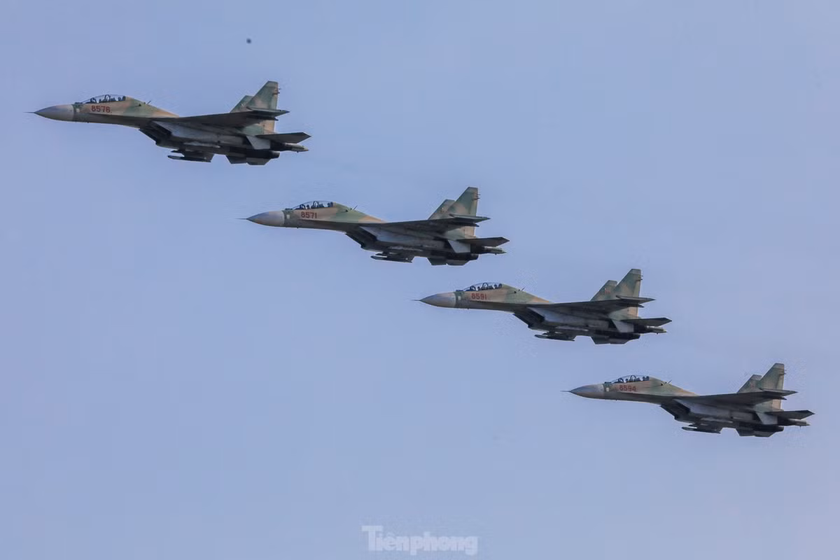 Sau đó tập các động tác tách đội, chao lượn trên bầu trời, bay thấp qua khu vực khán đài giả định.