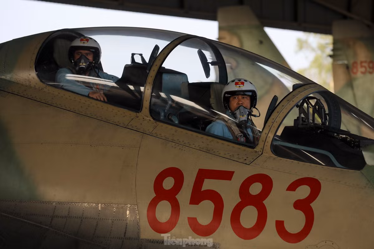 "Thời tiết Đông Nam Bộ đang vào giai đoạn nắng nóng, mây mù gây nhiều khó khăn cho hoạt động luyện tập của không quân. Tuy nhiên, chúng tôi đã nắm bắt diễn biến thời tiết, hiệp đồng kỹ để các đội bay tập luyện thuận lợi", trung tá Luân chia sẻ.