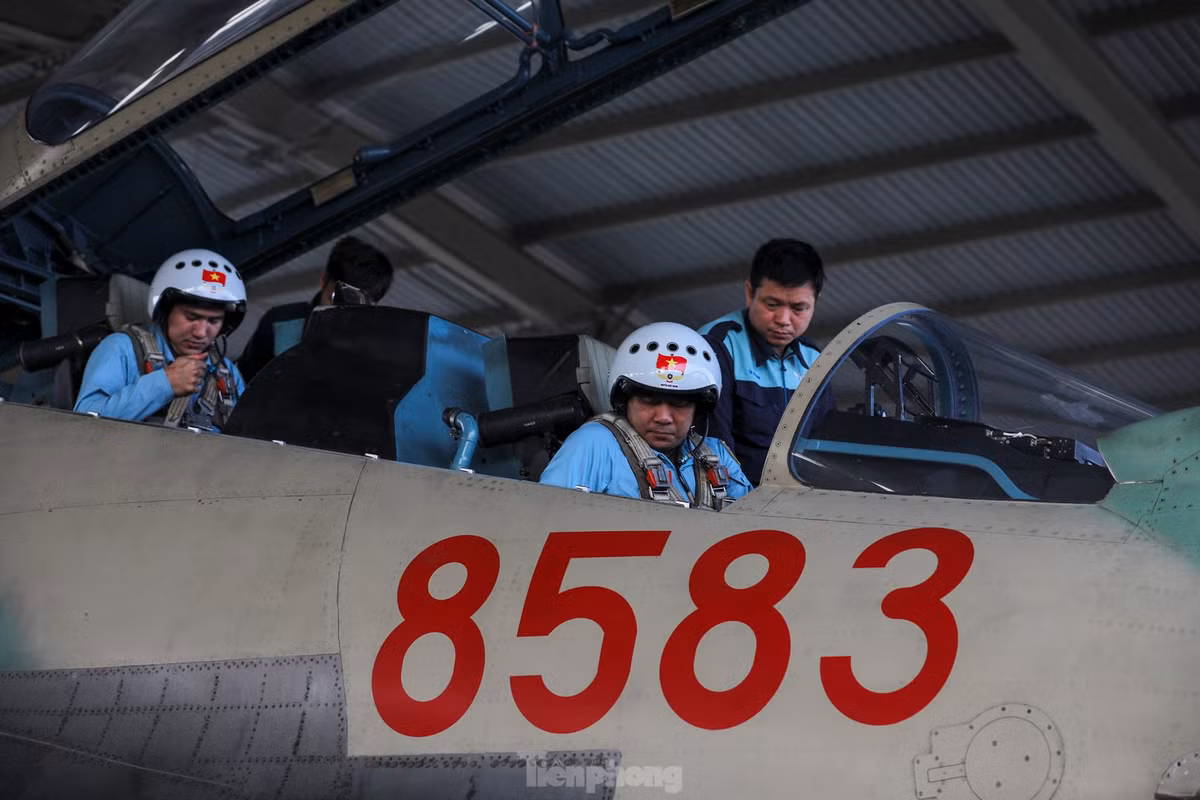 Sau công đoạn kiểm tra các hệ thống trên máy bay, hai phi công ngồi vào buồng lái với mũ bảo hiểm chuyên dụng, đeo dây an toàn, mặt nạ kết nối với hệ thống điều chỉnh áp suất để đưa máy bay ra đường băng.