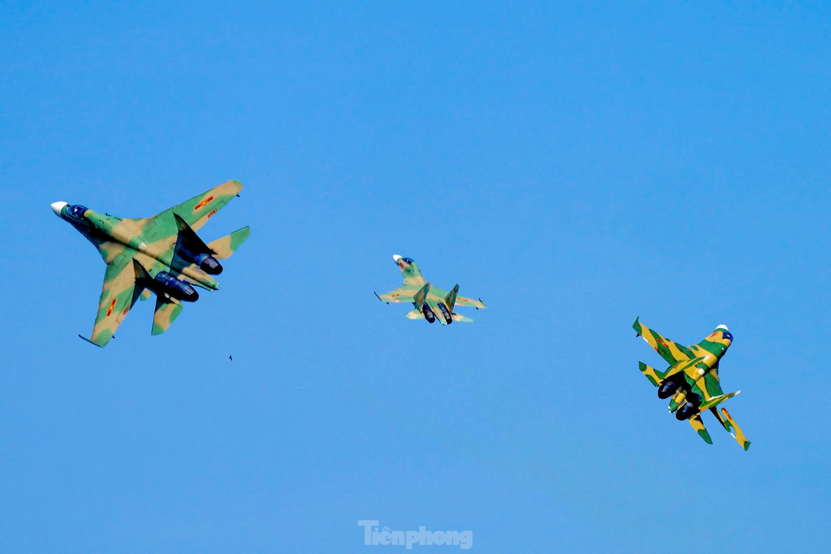 Để thuần thục khả năng phối hợp, giữ vị trí, phi công bay theo biên đội 3-4 chiếc, cất cánh từ sân bay Biên Hòa qua vùng trời các địa phương Bình Dương, Bình Phước.