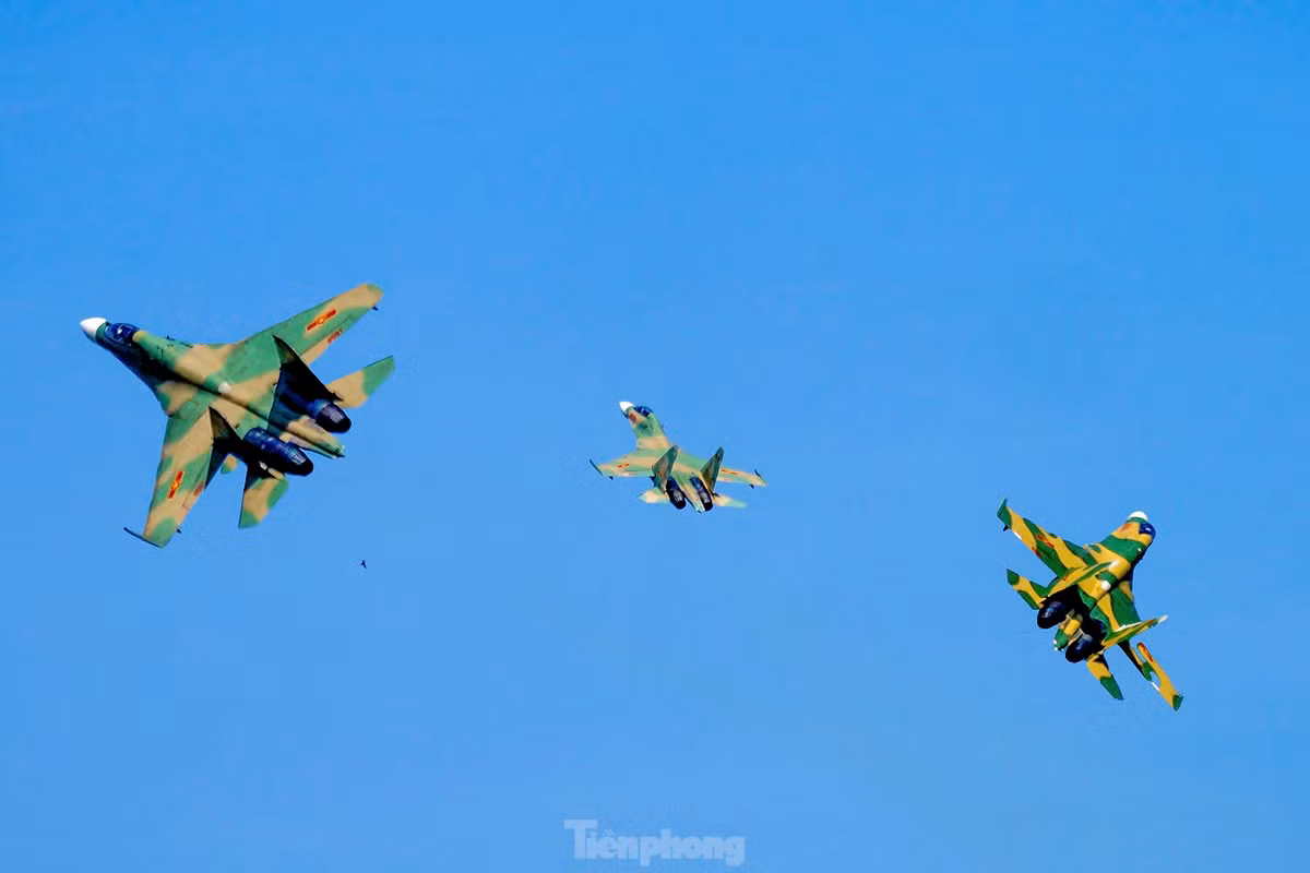 Để thuần thục khả năng phối hợp, giữ vị trí, phi công bay theo biên đội 3-4 chiếc, cất cánh từ sân bay Biên Hòa qua vùng trời các địa phương Bình Dương, Bình Phước.